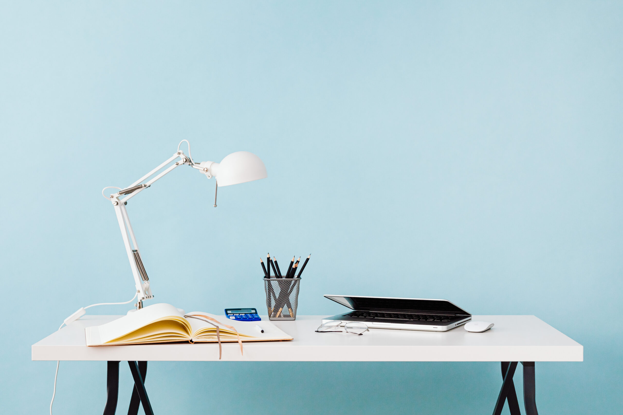 kaboompics_Desk - notebook - lamp - organizer - pencils